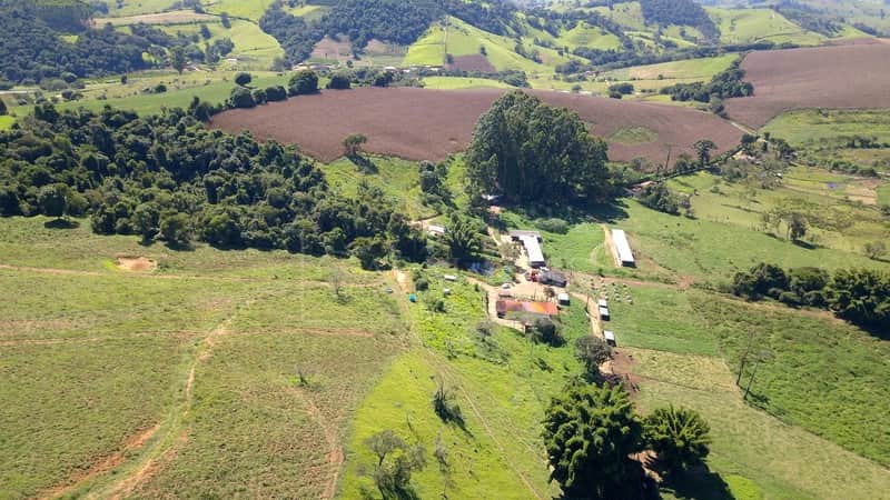 Vista aérea de propriedade rural com