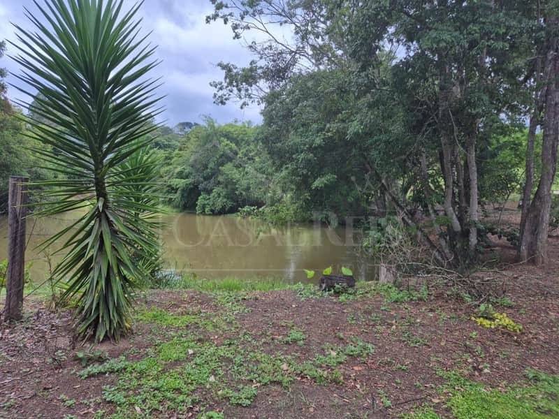 Área externa com lago cerc