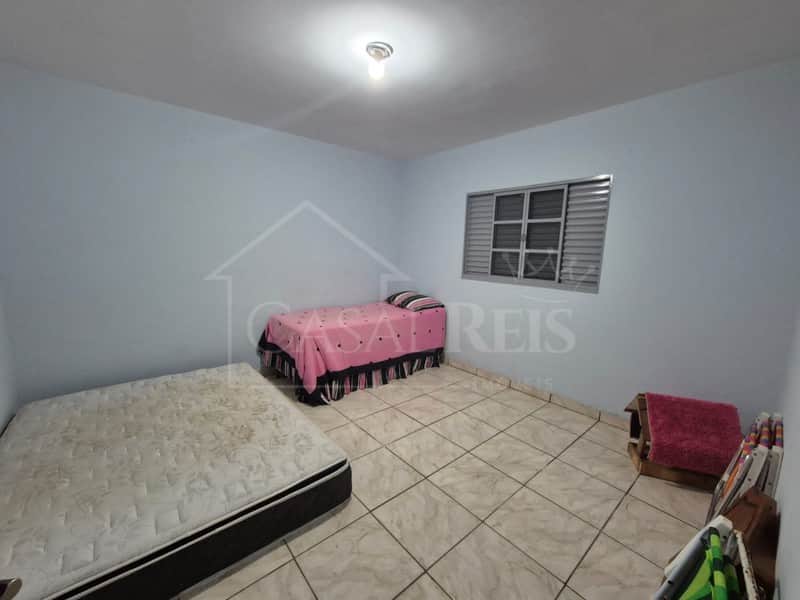 Quarto simples com paredes az
