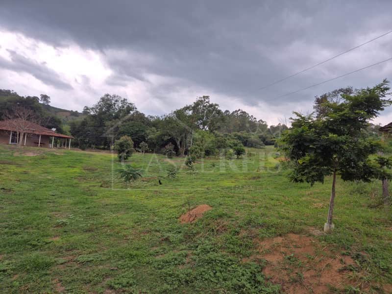 Área externa com casa r