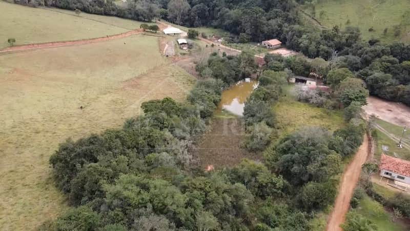 Vista aérea de propriedade rural com