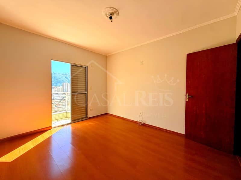Quarto vazio com piso de