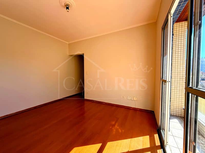 Sala vazia com paredes claras