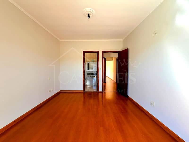 Sala vazia com piso de