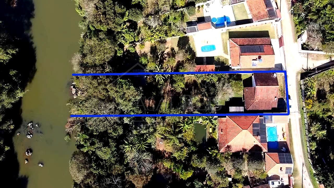 Vista aérea de terreno com casa