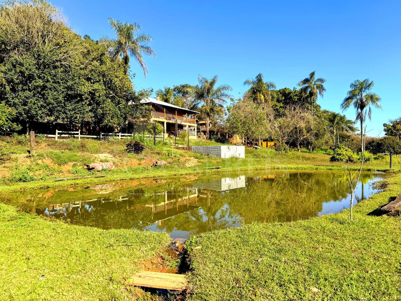 Área externa com casa