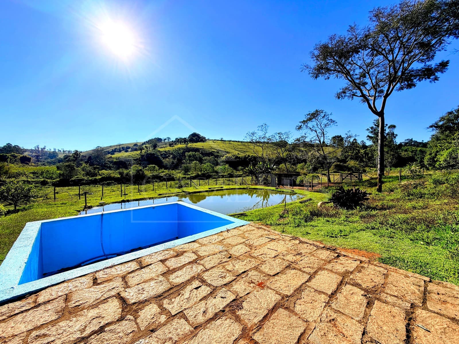 Área externa com piscina vaz