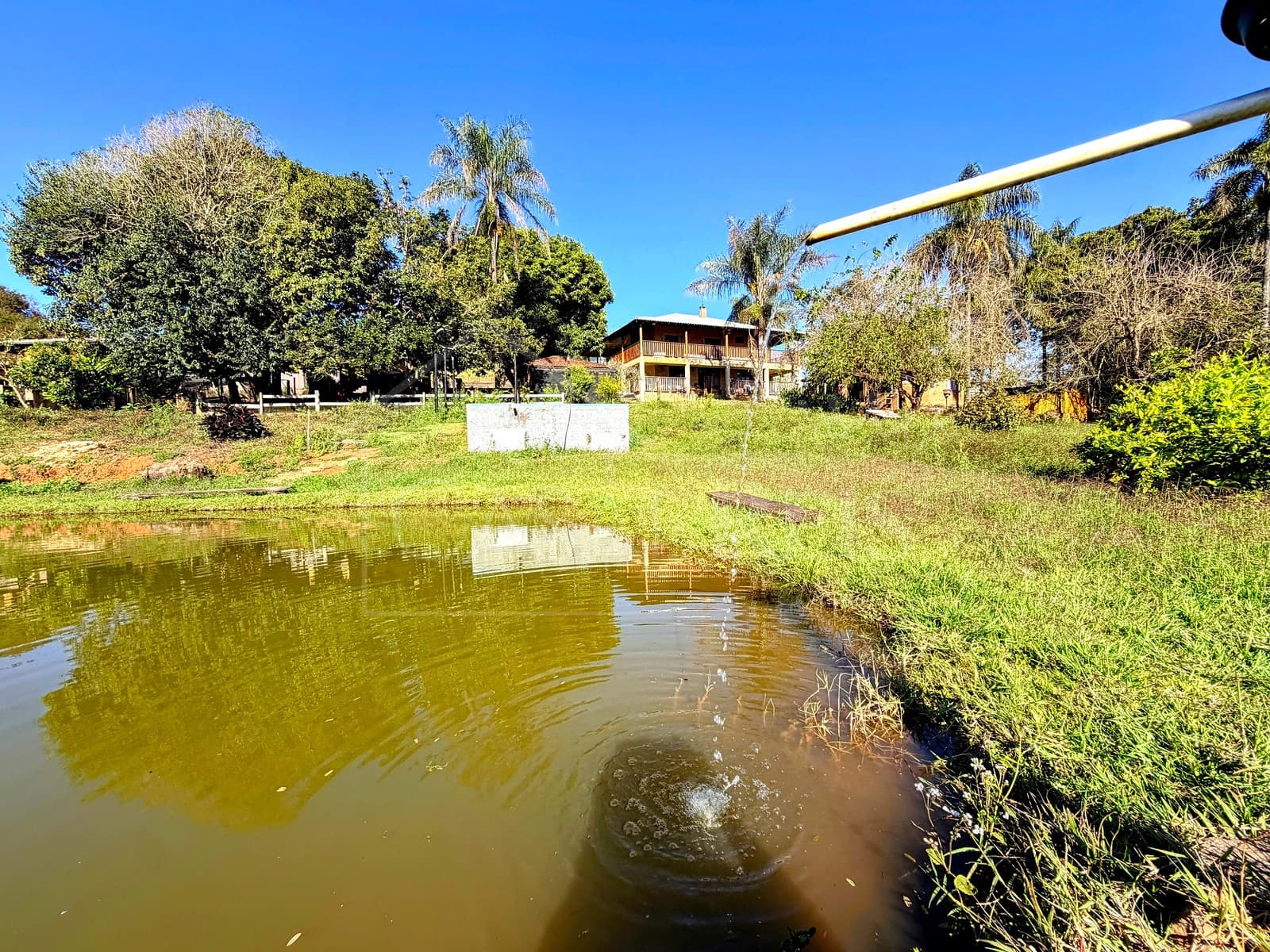 Área externa com lago