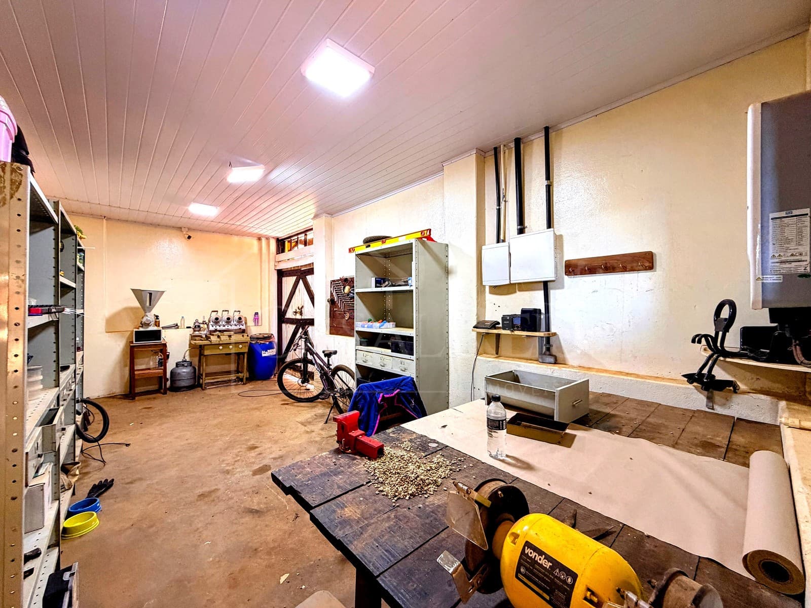 Ambiente interno amplo com est