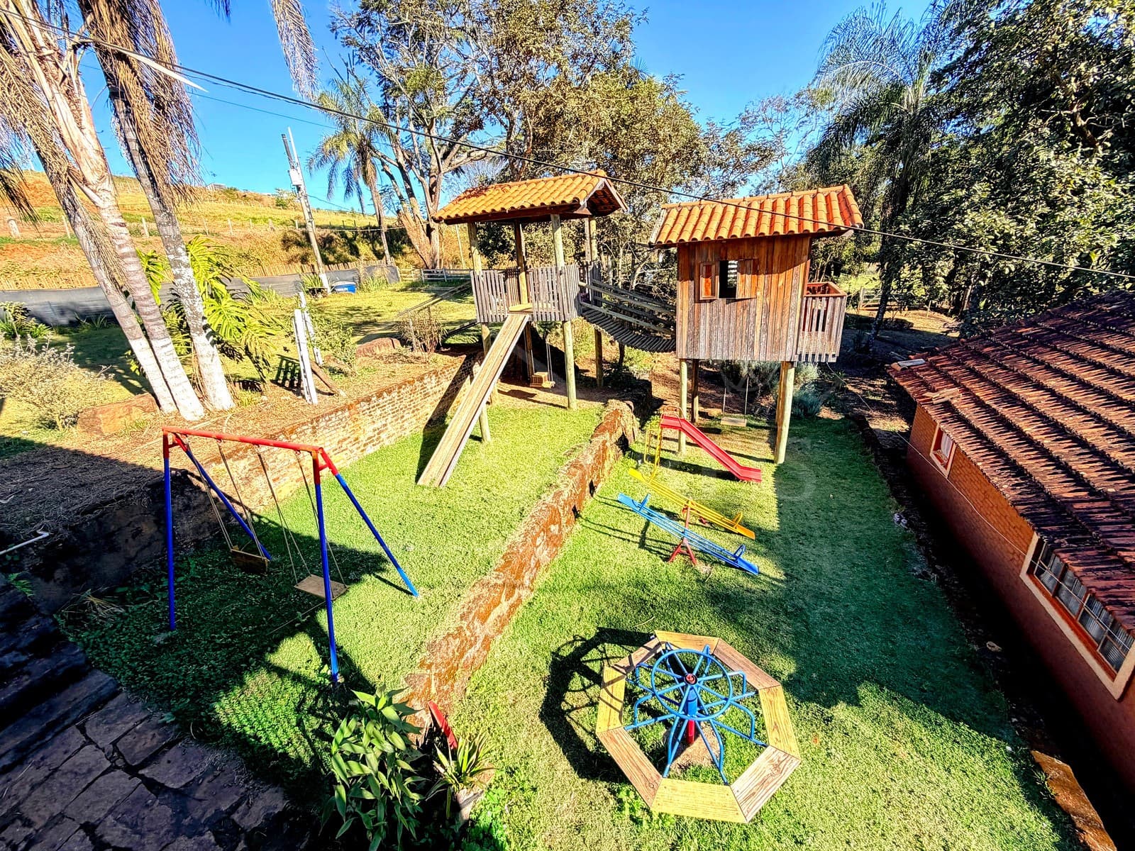 Área externa com playground completo