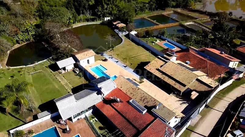 Vista aérea de propriedade com