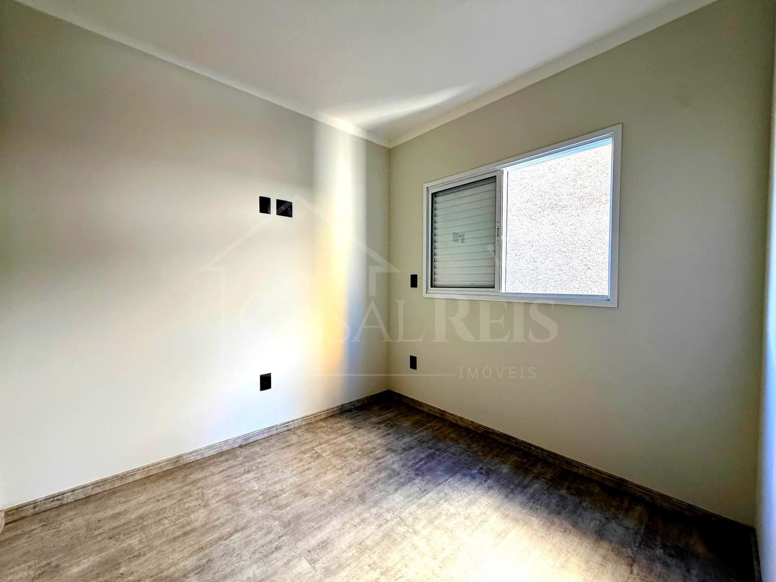 Quarto vazio com paredes claras