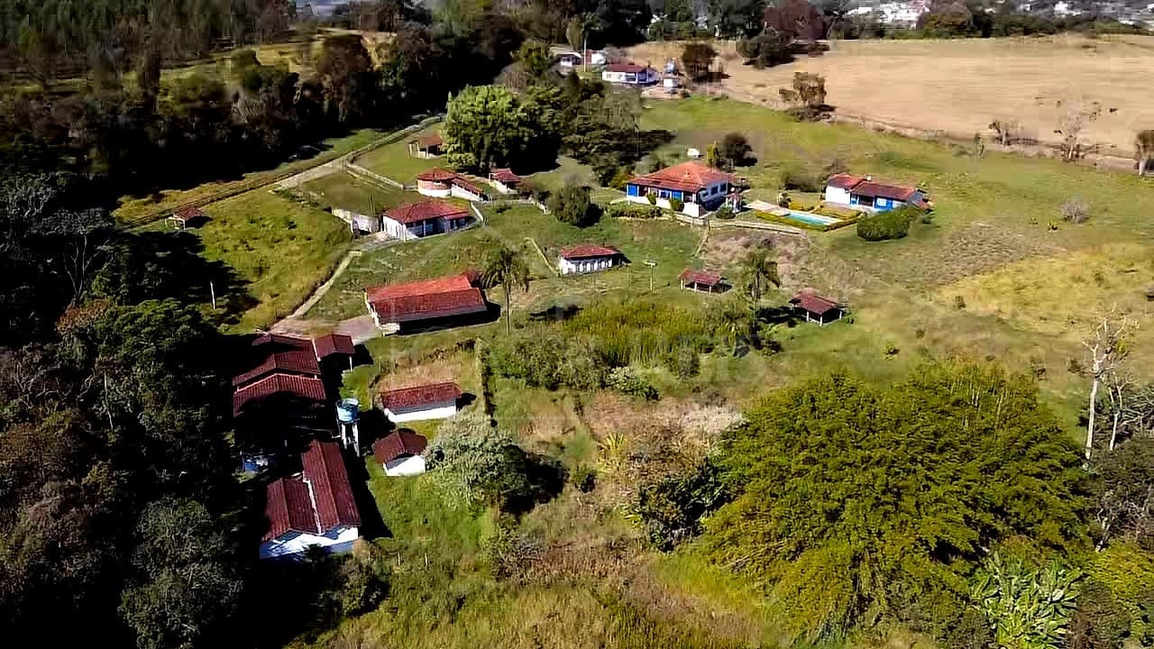 Vista aérea de propriedade rural com