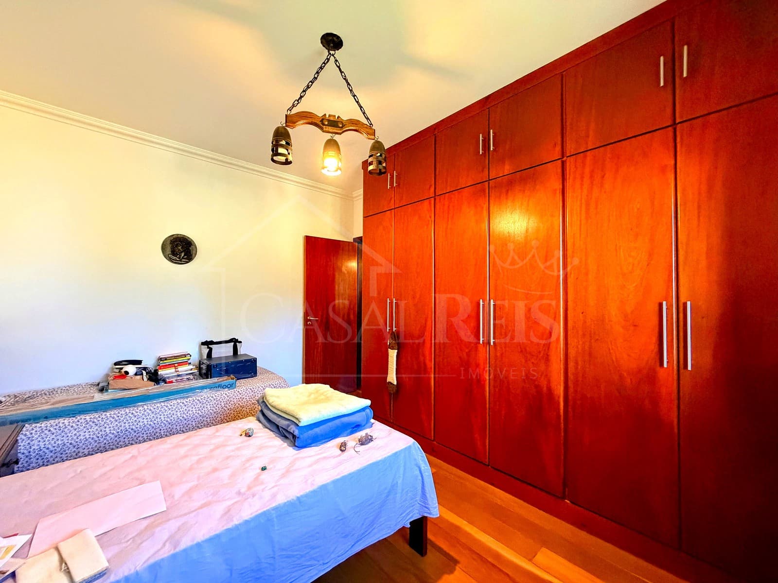 Quarto com guarda-roup