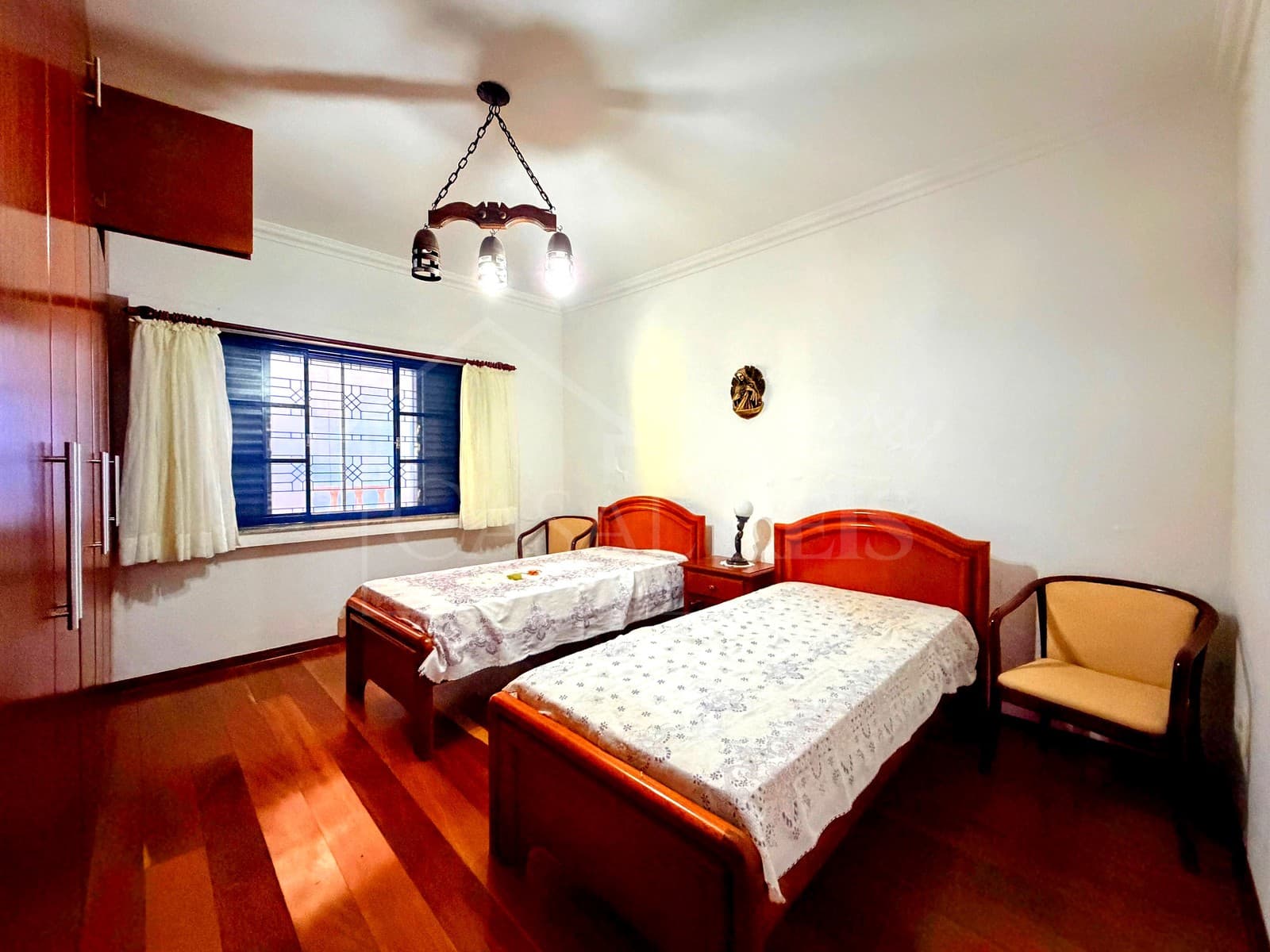 Quarto com duas camas de