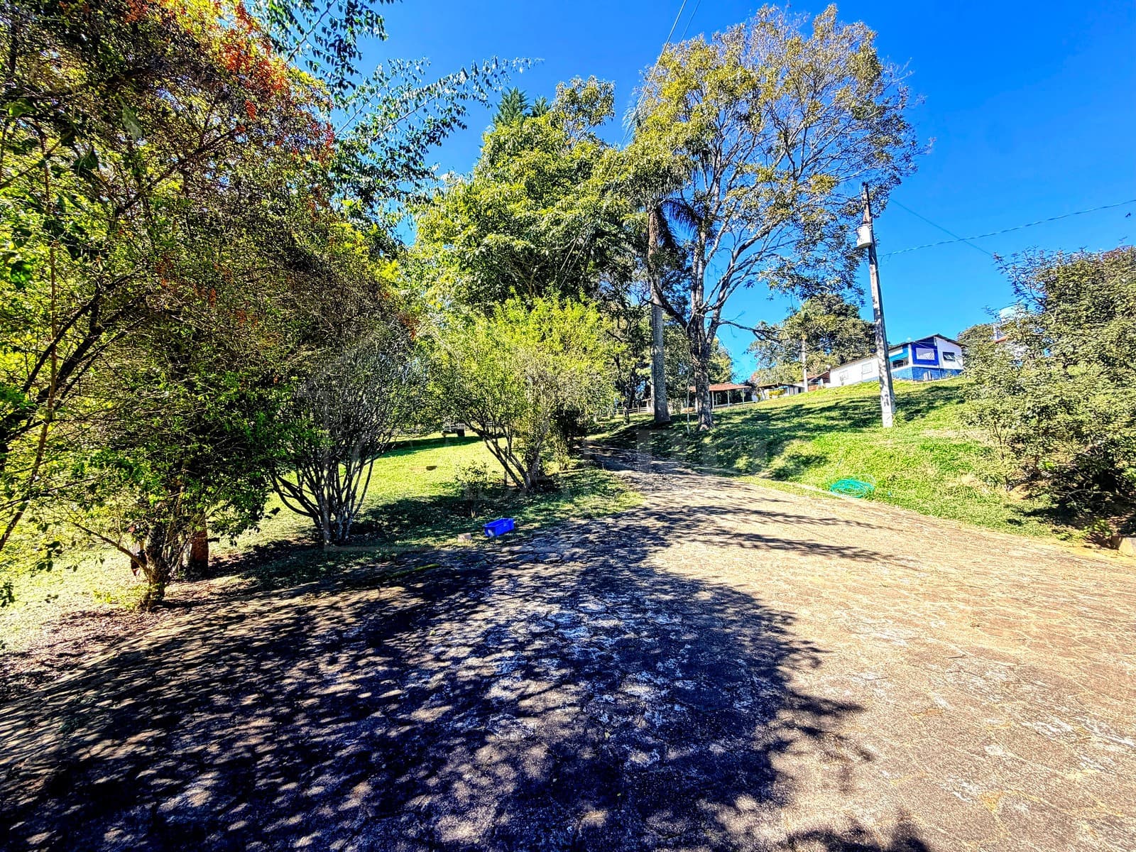 Área externa com caminho