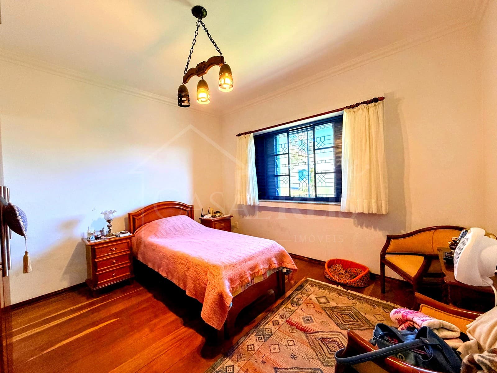 Quarto com cama de madeira